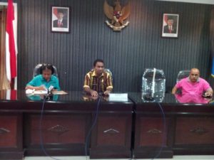 Asisten I Setda Kota Kupang Yos Rera Beka saat jumpa pers di lantai 2 Aula sasando kantor walikota, Jumat (24/06). 