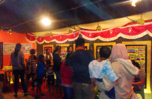 Para pengunjung sedang berada dalam stand Kabupaten Sabu Raijua.