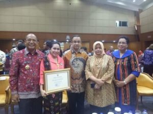 Nyonya Ratu Wulla Tallu usai menerima penghargaan bunda PAUD (Pendidikan Anak Usia dini) teladan Nasional Republik Indonesia dari Kementrian Pendidikan dan Kebudayaan Republik Indonesia.(Ist)