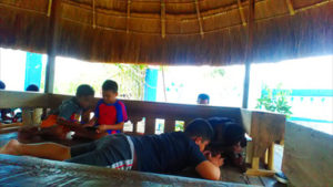 anak-anak-main-wifi-di-posko-jeriko