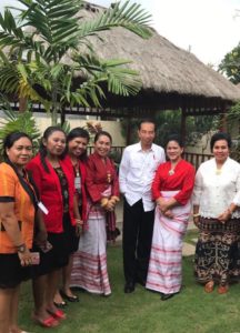 Ester Dabi Dede (baju orang) merasa beruntung dan bangga bisa foto bersama Presiden Jokowi dan Ibu Iriana.