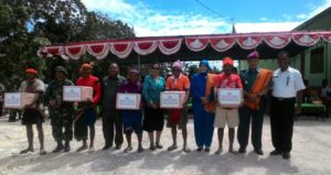 Pembagian sembako di hari penutupan TMMD ke-99 Sumba Barat.