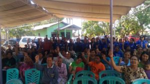 Pengurus DPC Partai Demokrat Kota Kupang bersama warga di Kelurahan Oebufu.